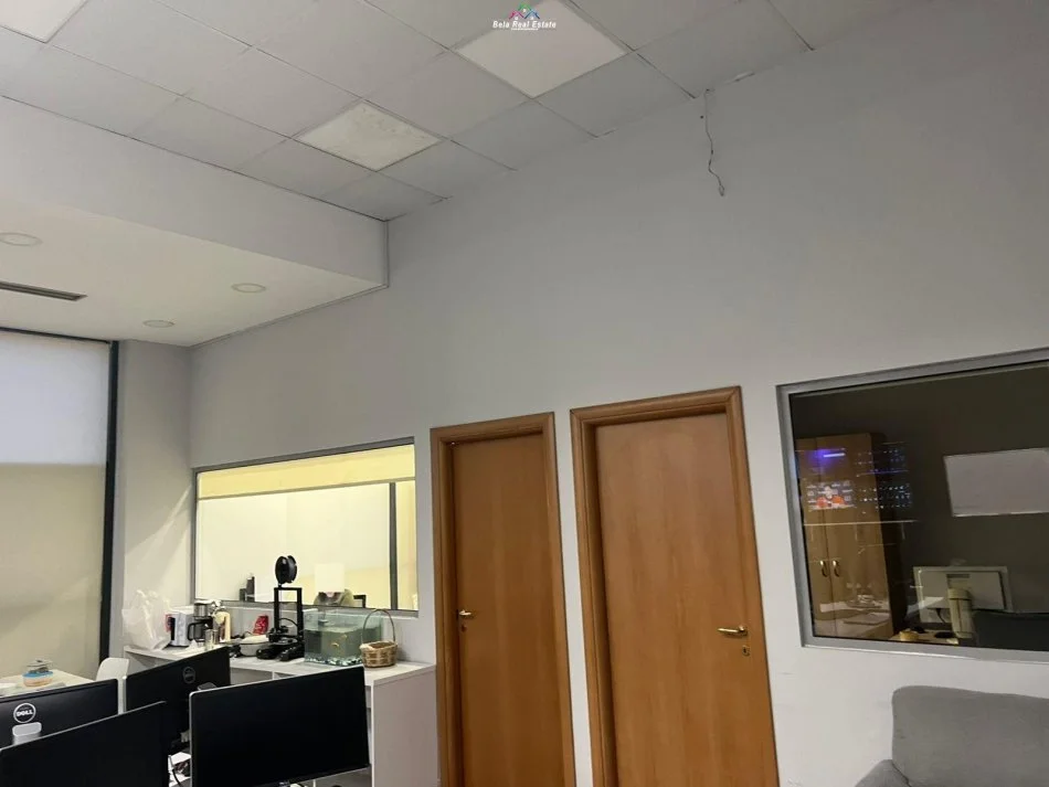 Tirane, jepet me qera zyre Kati 2, 140 m² 120.000 leke te reja (komuna e parisit)