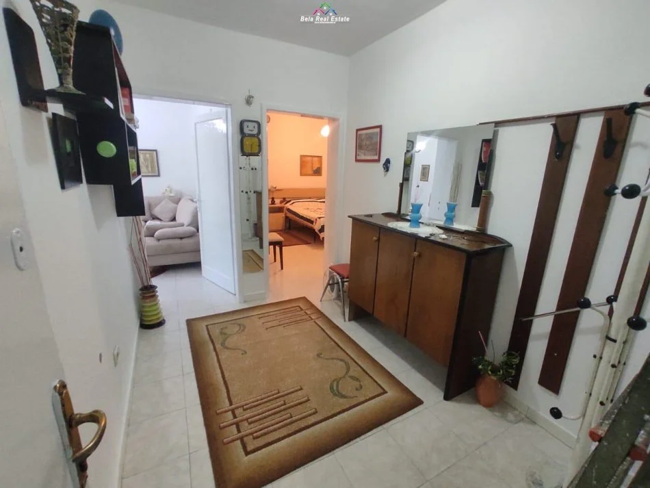 Tirane, jepet me qera apartament 1+1 Kati 1, 60 m² 400 € (21 Dhjetori, Rruga Frederik Shiroka)