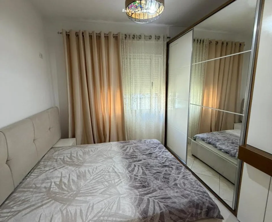 Tirane, jepet me qera apartament 1+1+Ballkon Kati 2, 65 m² 500 € (golden park)