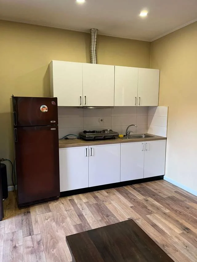 Tirane, jap me qera shtepi private, kati i dyte, me oborr,1+1, 70 m²  300 euro  (Rruga Todi Shkurti, tek Grandi, tregu elektrik)