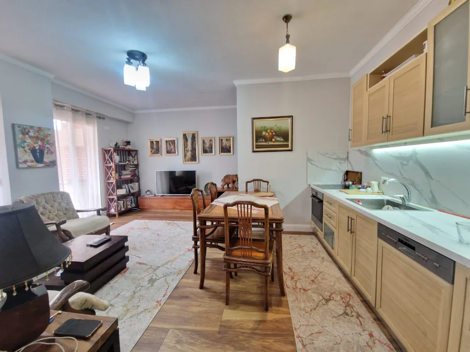 Tirane, jepet me qera apartament 2+1 Kati 6, 84 m² 820 € (Rruga e Kavajes)