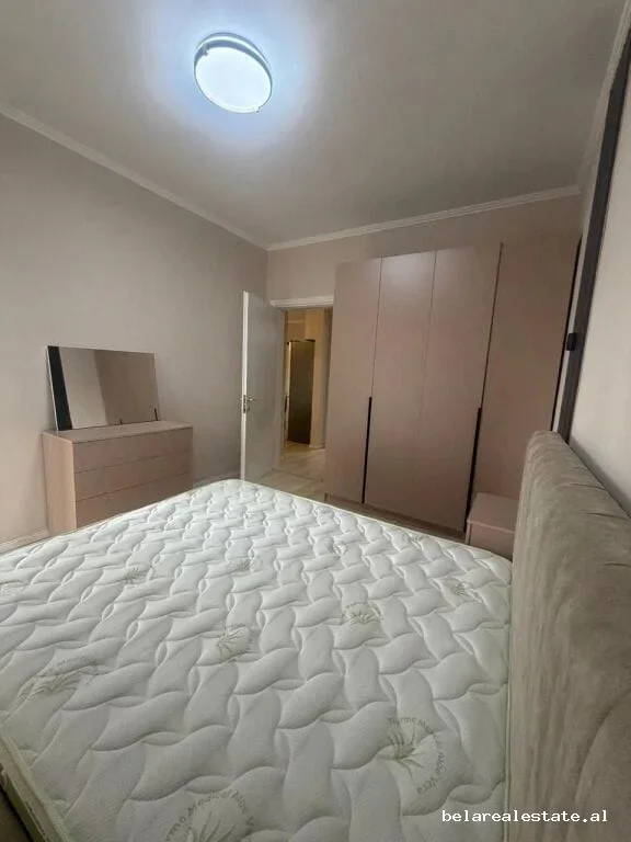Tirane, jepet me qera apartament 1+1+Ballkon Kati 4, 76 m² 600 € (rruga 5 maji)
