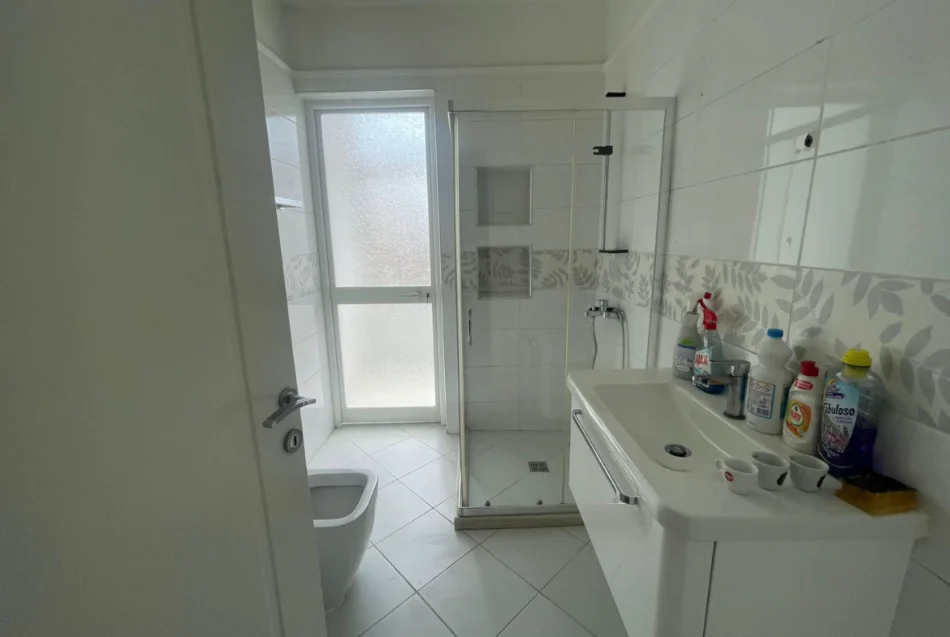 Tirane, jepet me qera zyre Kati 4, 110 m² 1.470 € (sheshi willson)