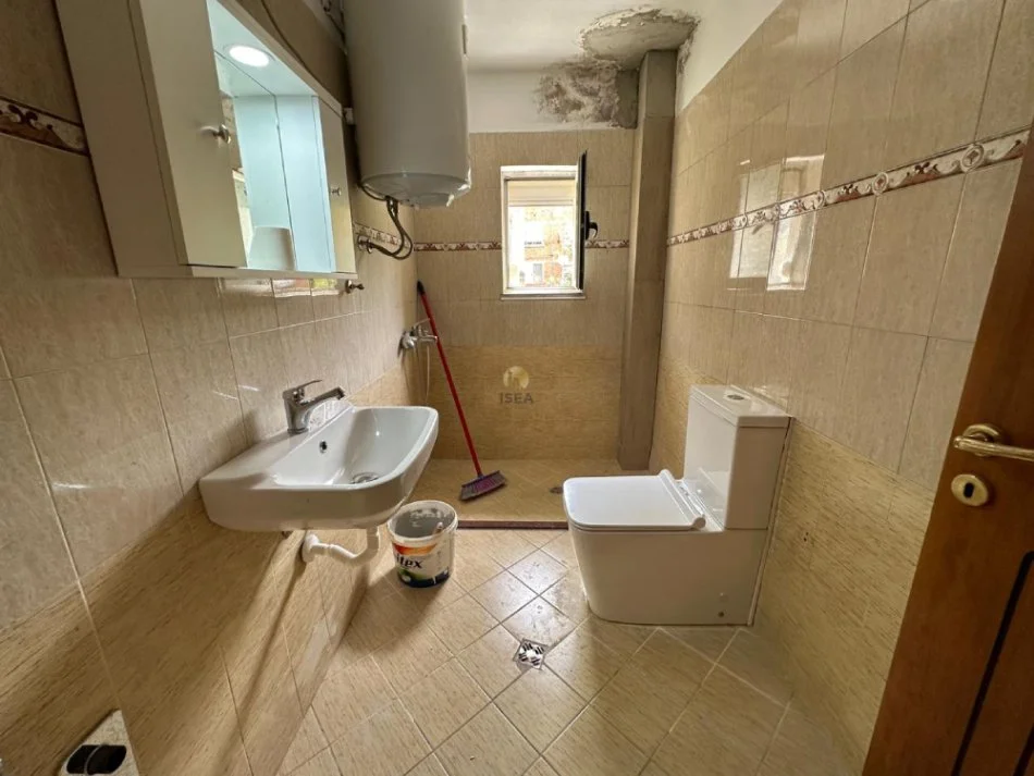 Tirane, jepet me qera zyre Kati 3, 85 m² 900 € (Rruga Myslym Shyri (Zy4020676))