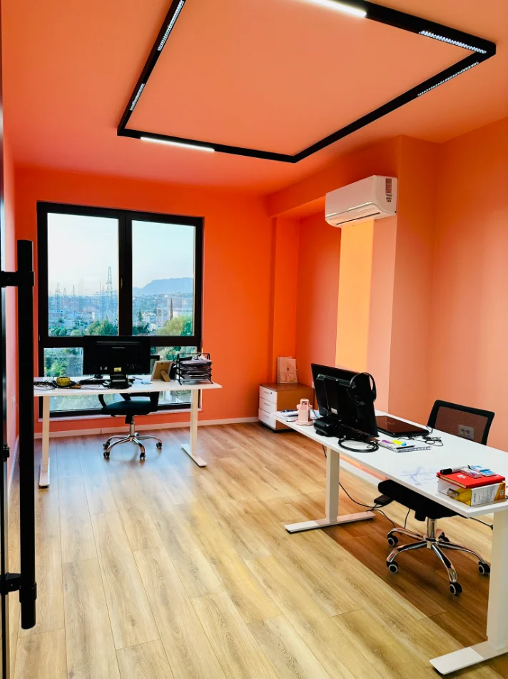 Tirane, jepet me qera zyre Kati 4, 220 m² 1.700 € (bulevardi i ri)