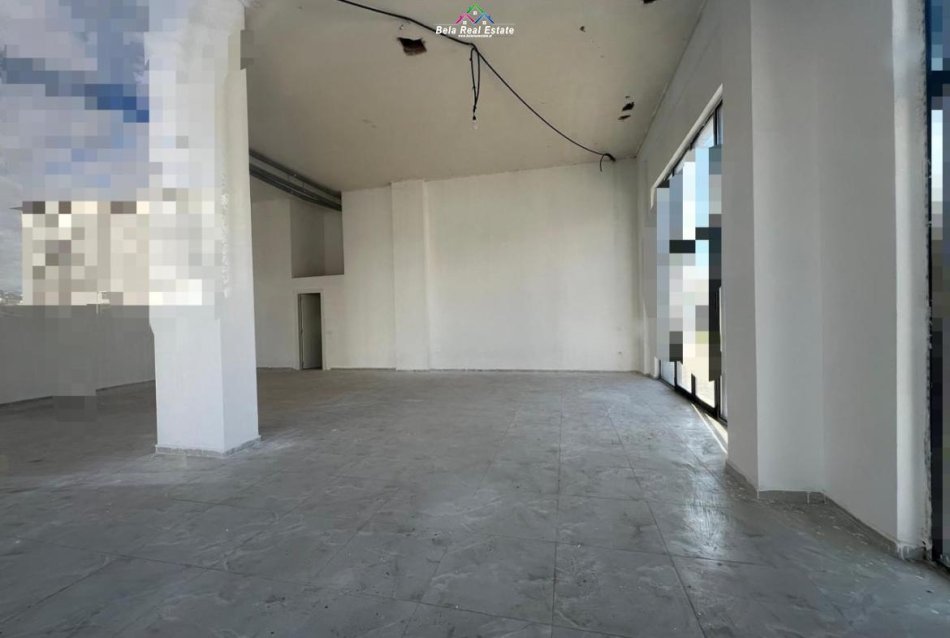 Tirane, jepet me qera dyqan Kati 0, 154 m² 2.500 € (Xhamllik)