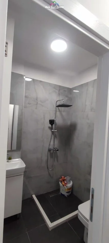 Tirane, shes garsonier Kati 4, 35 m² 82.000 € (Komuna e Parisit, prane Big Market)