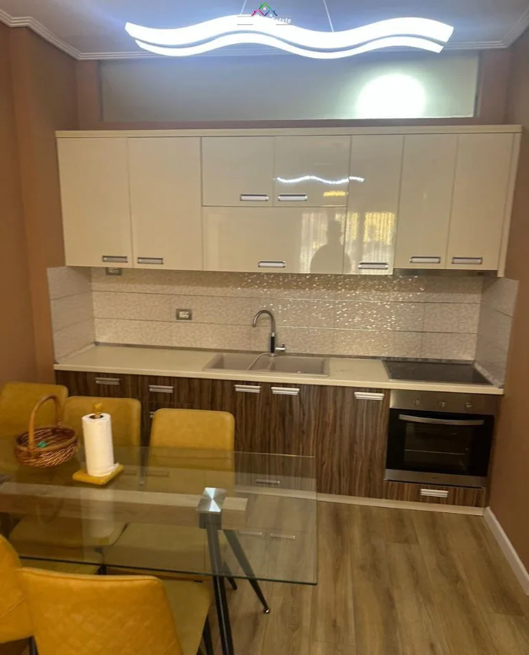 Tirane, jepet me qera apartament 2+1 Kati 4, 87 m² 700 € (liqeni i thate)