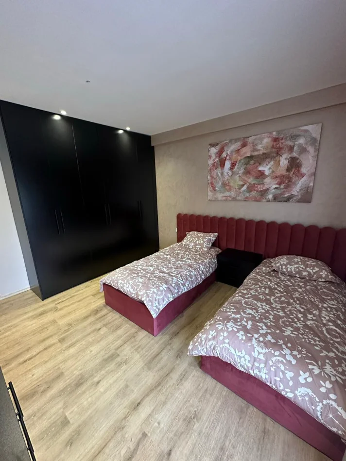 Tirane, jepet me qera apartament 3+1+Ballkon Kati 2, 150 m² 1.200 € 
