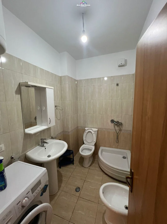 Tirane, jepet me qera apartament 1+1+Ballkon Kati 4, 77 m² 450 € (KODRA E DIELLIT)