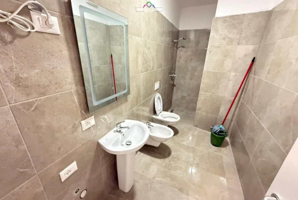 Tirane, jepet me qera zyre Kati 2, 89 m² 790 € (Pazari i Ri)