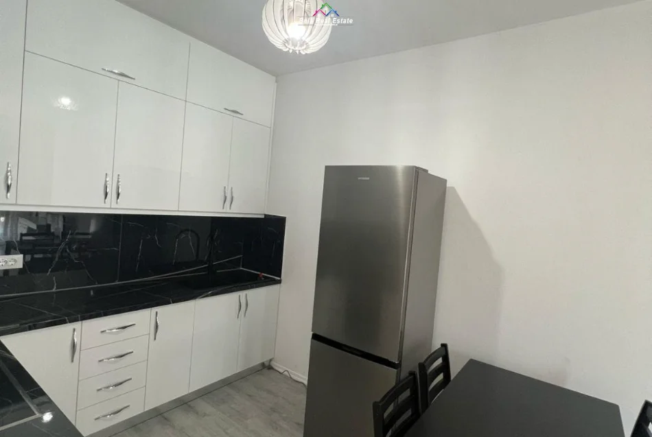 Tirane, jepet me qera apartament 1+1+Ballkon Kati 8, 65 m² 550 € (xhanfize keko)