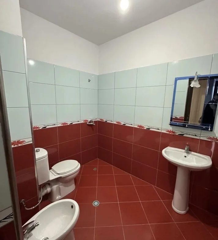Tirane, jepet me qera apartament 2+1 Kati 2, 100 m² 620 € (loni ligori)