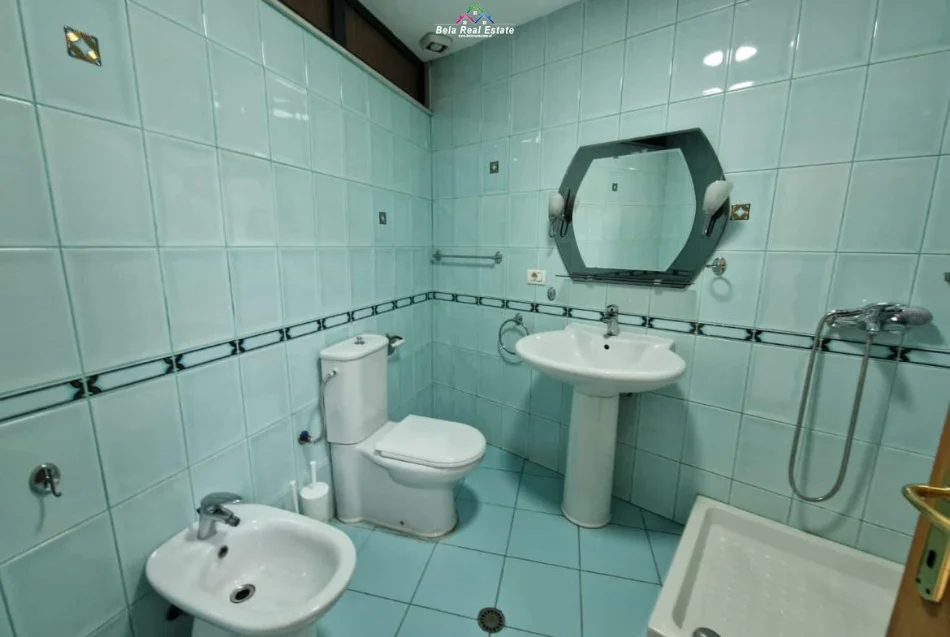 Tirane, jepet me qera zyre Kati 3, 160 m² 1.270 € (qender)
