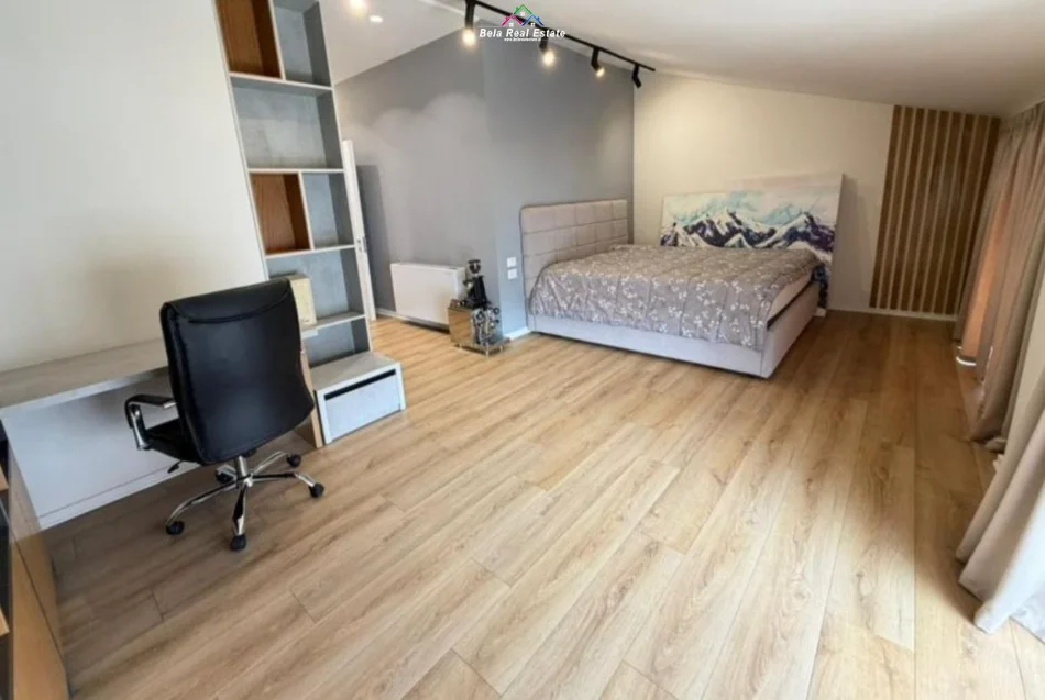 Tirane, jepet me qera apartament 3+1 Kati 3, 200 m² 1.500 € (secret garden)