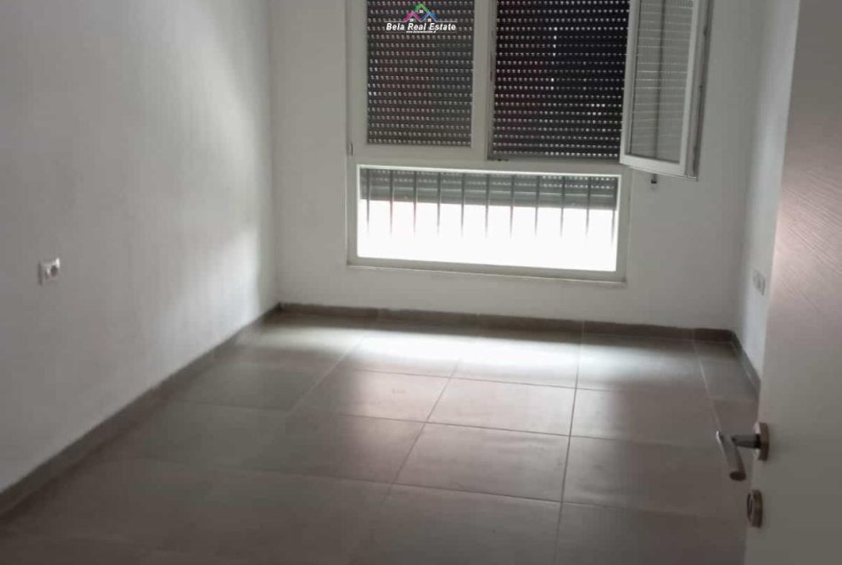 Tirane, jepet me qera zyre Kati 4, 105 m² 510 € (Rruga 5 Maj)