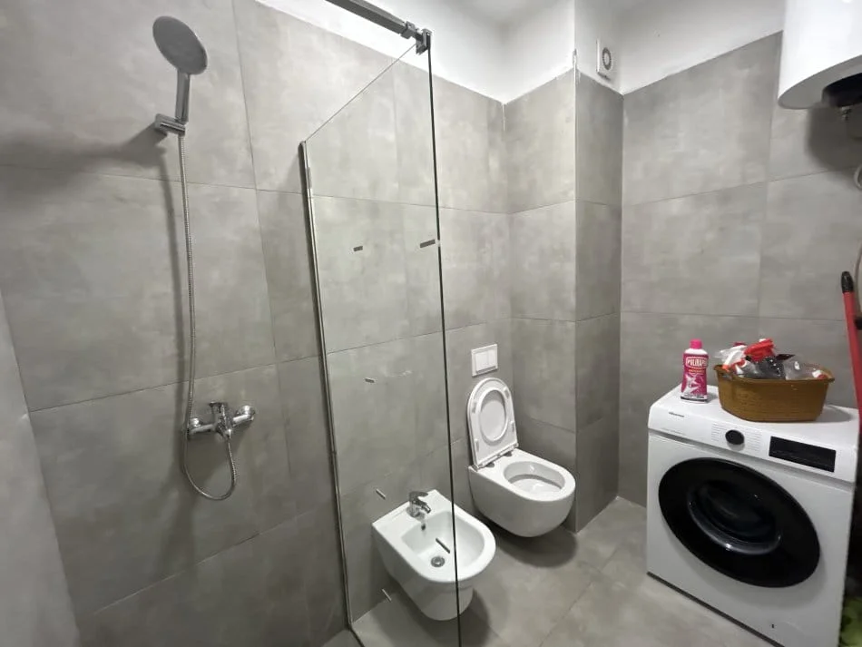 Tirane, jepet me qera apartament 1+1+Ballkon Kati 3, 80 m² 700 € (5 maji)
