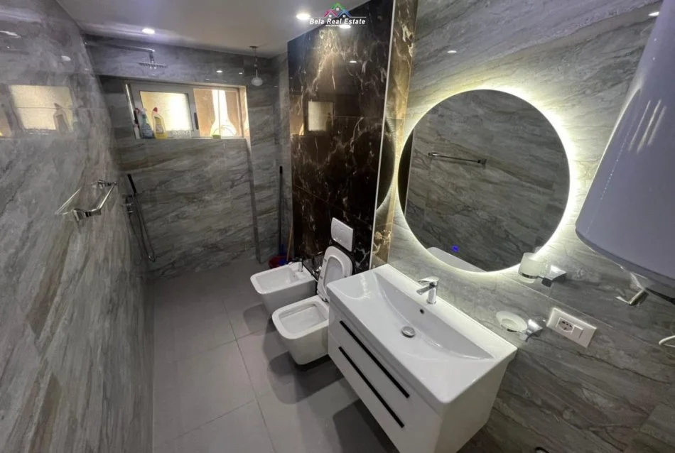 Tirane, jepet me qera zyre Kati 2, 80 m² 900 € (9 kateshet)