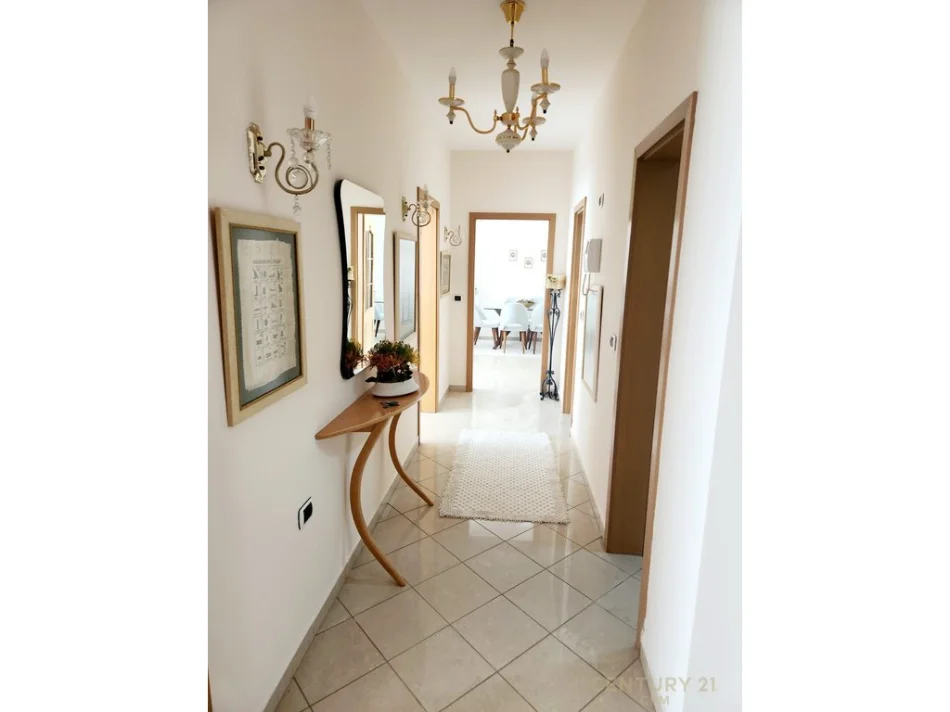 Tirane, jepet me qera apartament 2+1 Kati 11, 1.300 € 