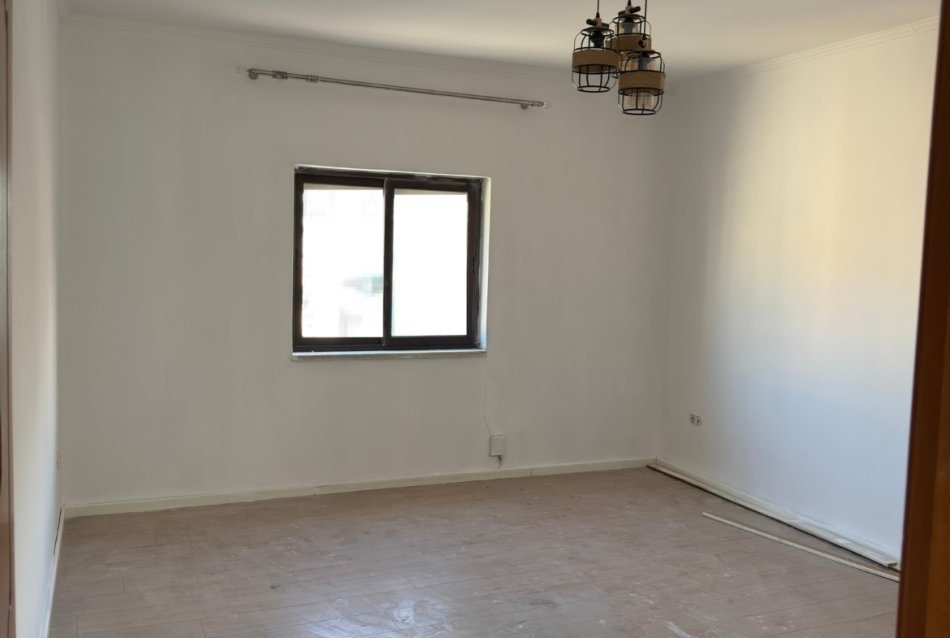 Tirane, shitet apartament 3+1 Kati 5, 164 m² 268.000 € (Komuna E Parisit)