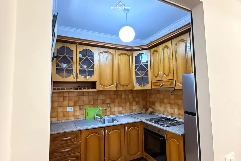 Tirane, shes apartament 1+1+Ballkon Kati 5, 64 m² 135.000 € (ali demi)