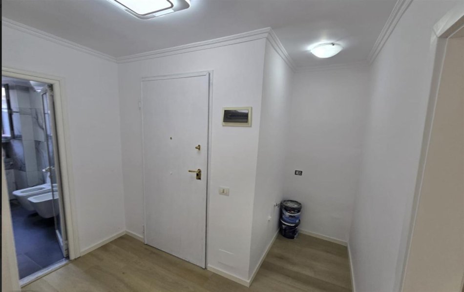 Tirane, jepet me qera zyre Kati 2, 75 m² 650 € (21 dhjetori)