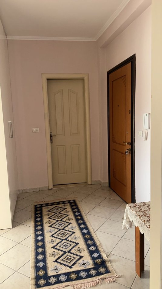 Tirane, jepet me qera apartament 1+1+Ballkon Kati 8, 65 m² 450 € (loni ligori)