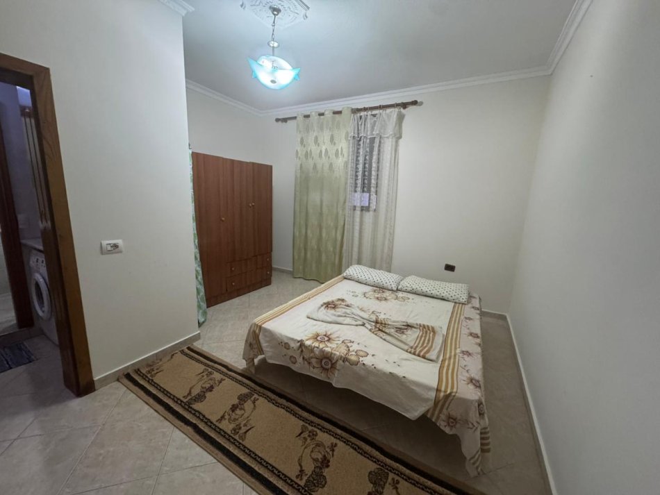 Tirane, jepet me qera apartament 1+1+Ballkon Kati 2, 65 m² 250 € (rruga osbe)