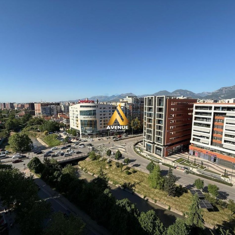 Tirane, jepet me qera apartament 2+1+Ballkon Kati 6, 85 m² 450 € (pallati me shigjeta)