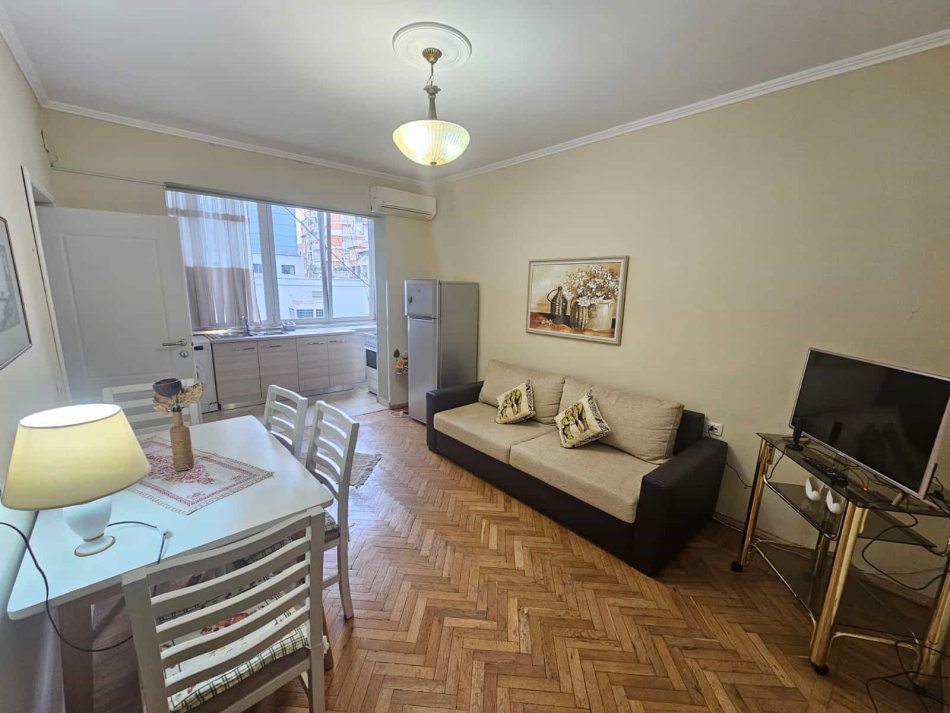 Tirane, jepet me qera apartament 1+1 Kati 2, 60 m² 600 € (Qender)