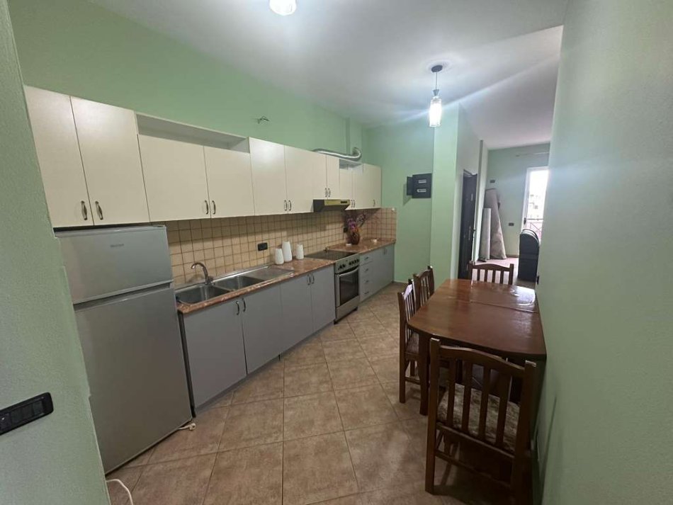 Jepet me qera apartament 2+1 Kati 3, 350 € (Kombinat)