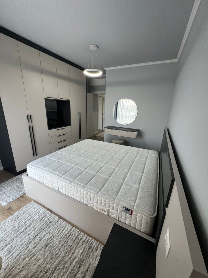 Tirane, jepet me qera apartament 2+1 Kati 3, 120 m² 1.500 € (Liqeni i thate)