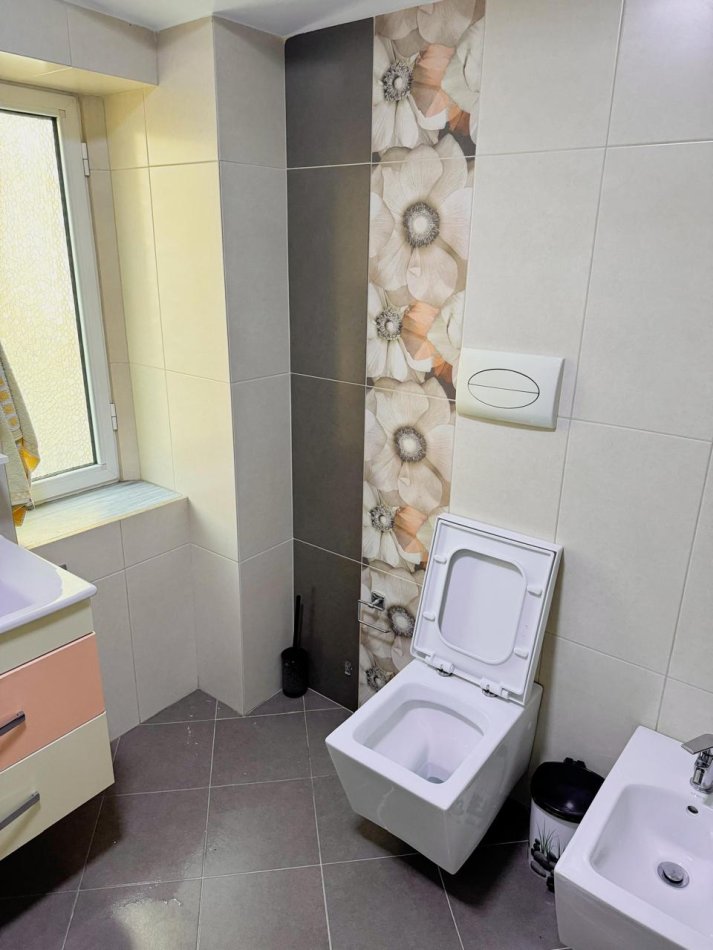 Tirane, jap me qera apartament 2+1+Ballkon , 78 m² 900 € (sheshi Skenderbeu)