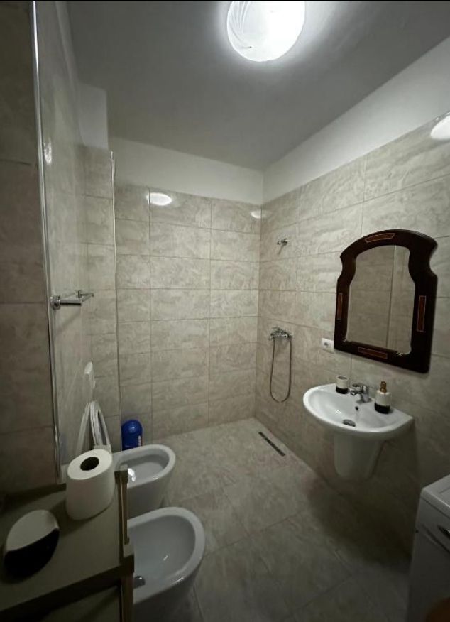 Tirane, jap me qera apartament 2+1+Ballkon Kati 3, 97 m² 900 € (Jordan Misja , Tirane)