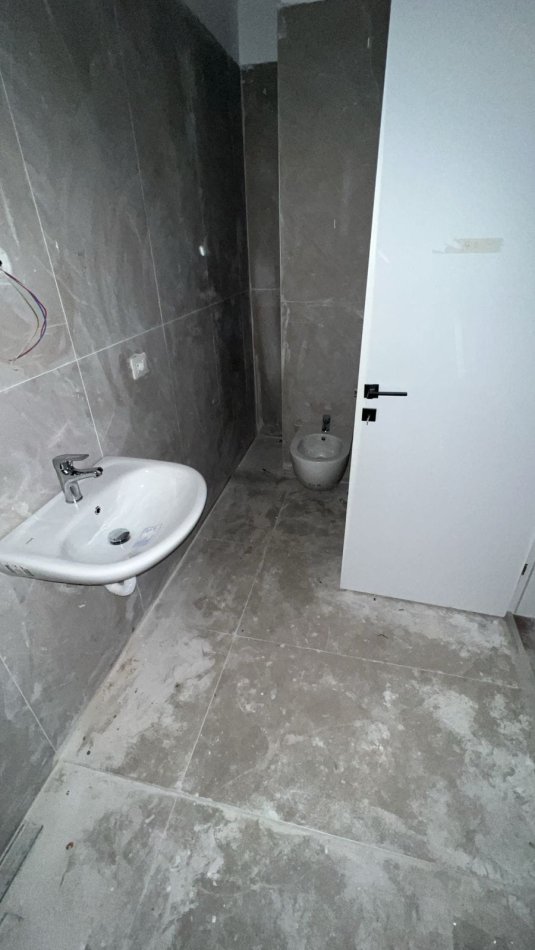 Tirane, jepet me qera zyre Kati 5, 100 m² 410 € (Rruga 5 Maj)