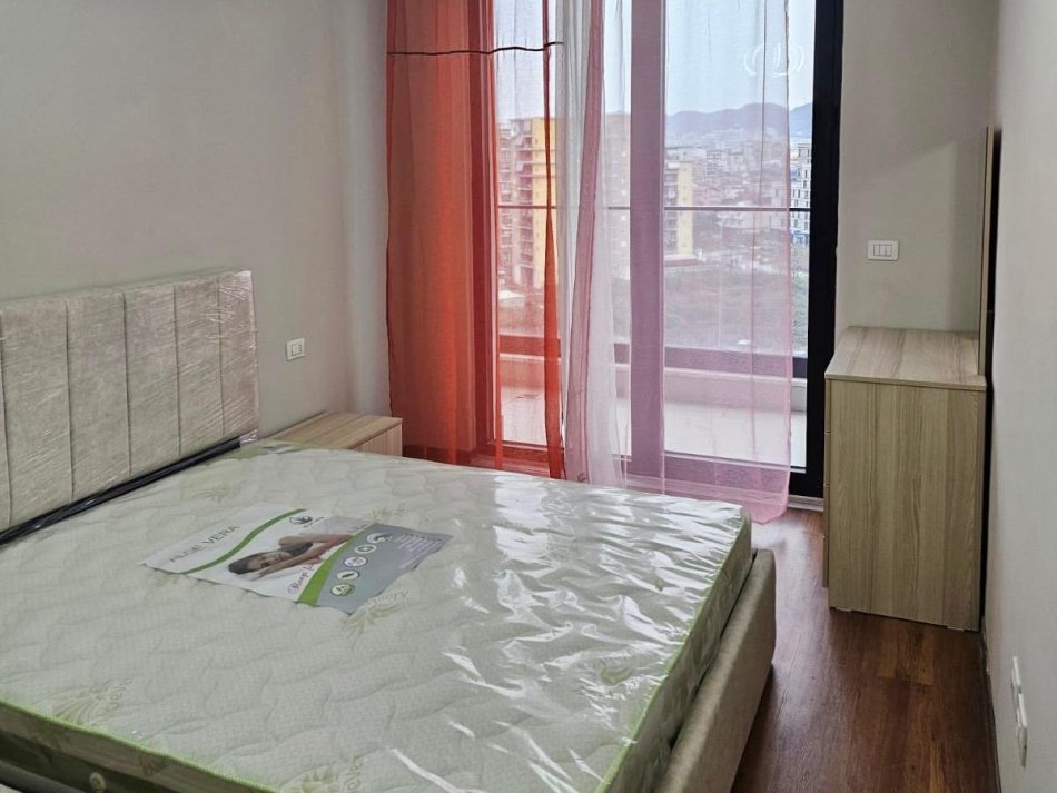 jepet me qera apartament Kati 10, 80 m² 520 € (Rruga e Dafinave)