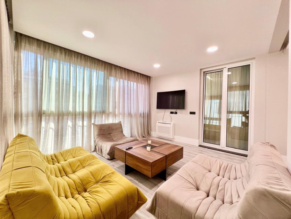 Tirane, jepet me qera apartament duplex 4+1+Ballkon Kati 7, 155 m² 2.300 € (Rruga Ismail Qemali)