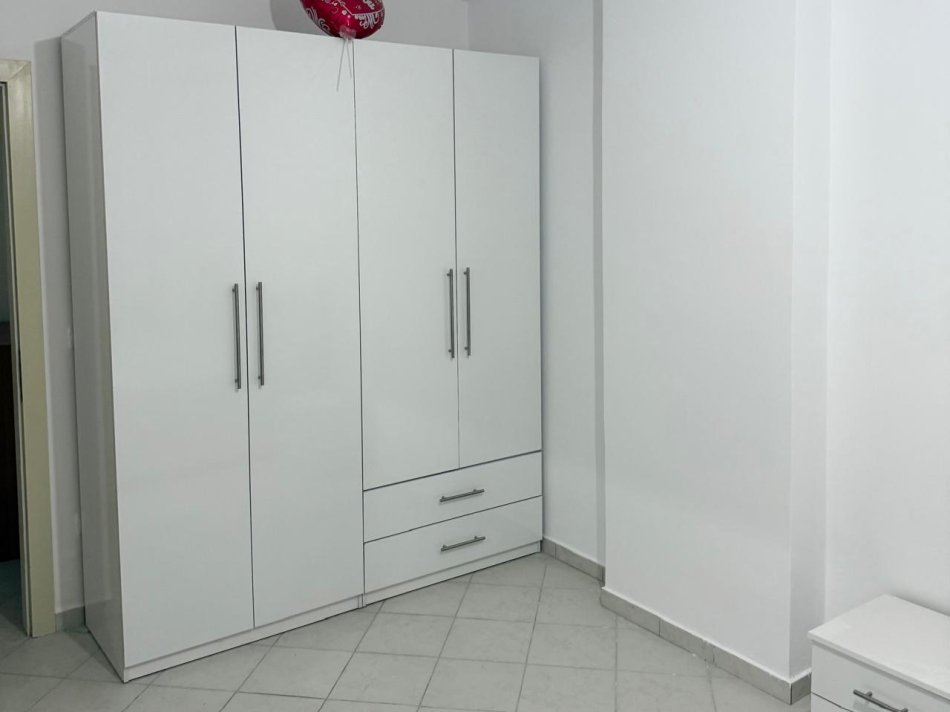 Tirane, jepet me qera apartament 2+1+Ballkon Kati 2, 95 m² 520 € (Rruga Loni Ligori)
