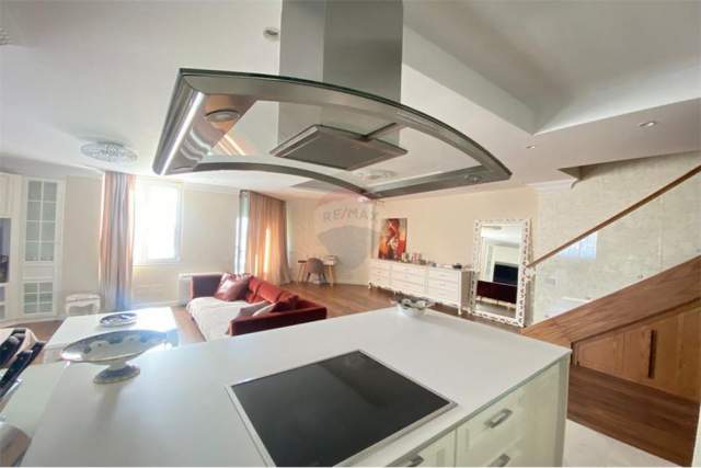 Tirane, shitet apartament Kati 4, 160 m²  (qender)