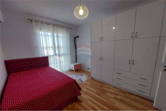 Tirane, jepet me qera apartament 2+1 94 m² 450 Euro (pediatria)