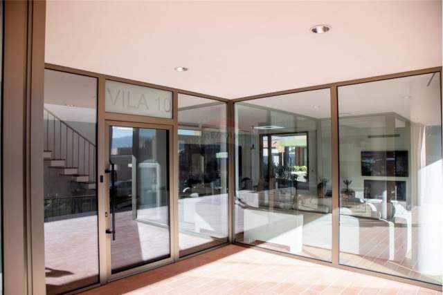 Tirane, jepet me qera apartament 3+1 540 m²  (teg)