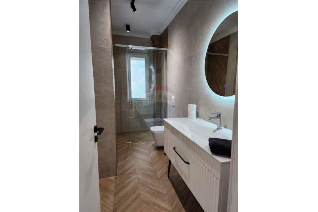 Tirane, jepet me qera apartament 2+1+BLK 100 m² 900 Euro (komuna e parisit)