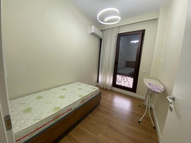 Tirane, jepet me qera apartament duplex 2+1+BLK Kati 7, 156 m² 1.300 Euro (Rruga e Barrikadave)