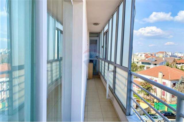 Tirane, jepet me qera apartament Kati 3, 90 m² 400 Euro (Komuna e Parisit)