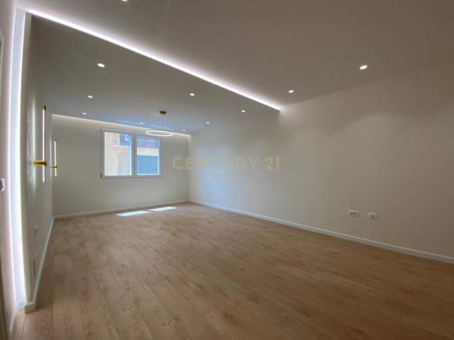 Tirane, jepet me qera ambient per zyra Kati 4, 110 m² 1.300 Euro ne Bllok