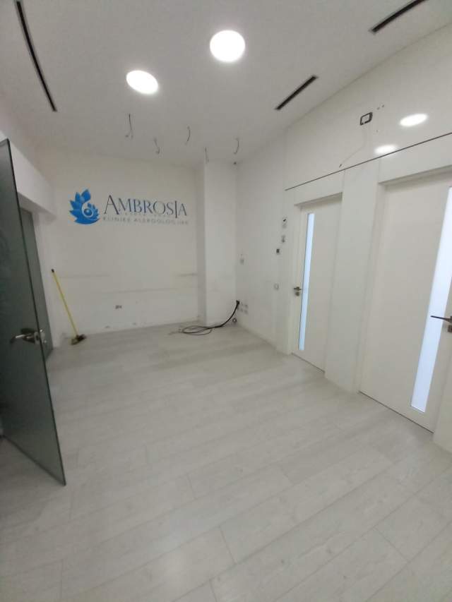 Tirane, jepet me qera ambjent biznesi Kati 2, 60 m² 500 Euro (Rruga Frederik Shiroka)