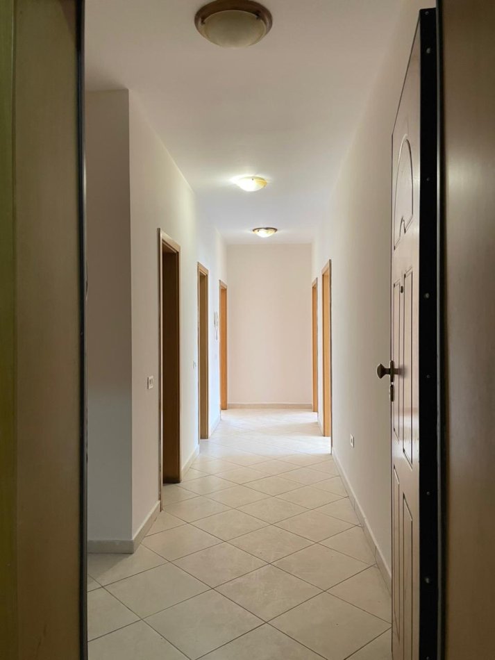 Tirane, jepet me qera zyre Kati 0, 110 m² 800 € (rruga e kavajes)