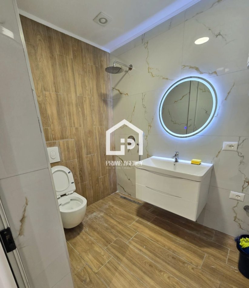 SHITET APARTAMENT 2+1+2/Rruga Faik Konica/Mbrapa Gjuhëve të Huaja