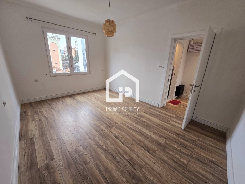 JEPET ME QERA: APARTAMENT 2+1 / Rruga Kavajës/ Përballë Bllokut të Ambasadave