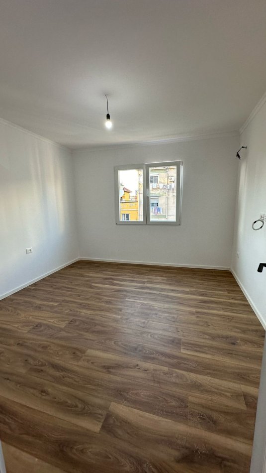 Tirane, shitet apartament 2+1+Ballkon Kati 4, 75 m² 148.000 € (Ish Parku i Autobuzave)
